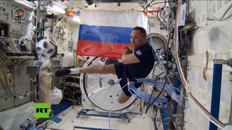 Rus kozmonotlar uzayda böyle futbol oynadı