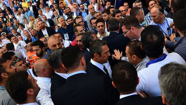 Ali Koç'un konuşması sonrası kavga çıktı!