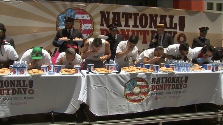 Donut yeme yarışmasında kıyasıya kapıştılar