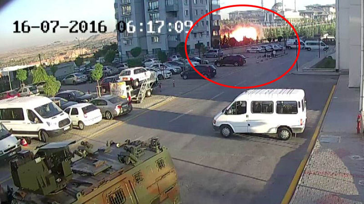 Darbe girişiminden yeni görüntüler... İlk bomba 06.17&#039;de