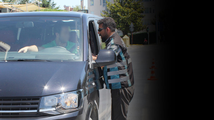 UBER sürücüsü ile trafik ekipleri arasında ilginç diyalog!