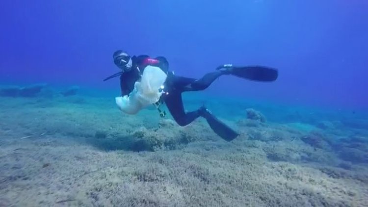 Denizin altındaki çöpleri gönüllü olarak temizliyor