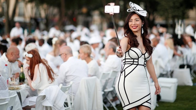 Binlerce kişi beyazlar içinde buluştu! Paris'te beyaz gece