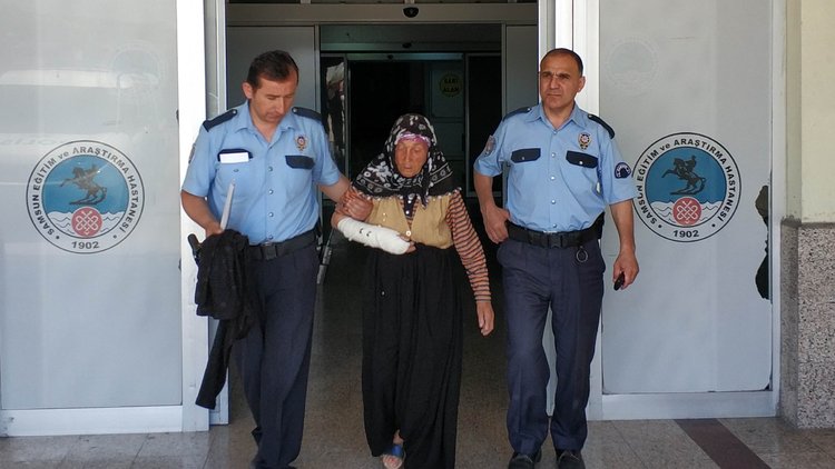 83 yaşındaki kadını 'dilenmedi' diye dövdüler