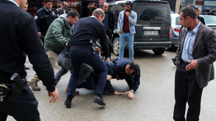 Erzurum'da iki grup arasında bıçaklı yer kavgası: 7 yaralı 