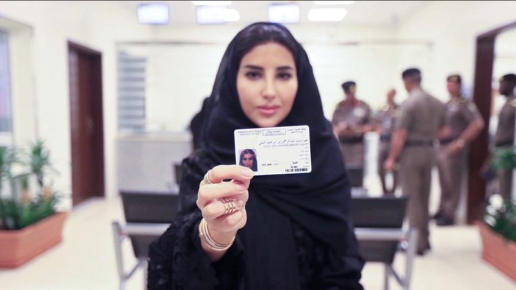 Suudi Arabistan'da tarihi gün! 10 kadın ehliyetini aldı