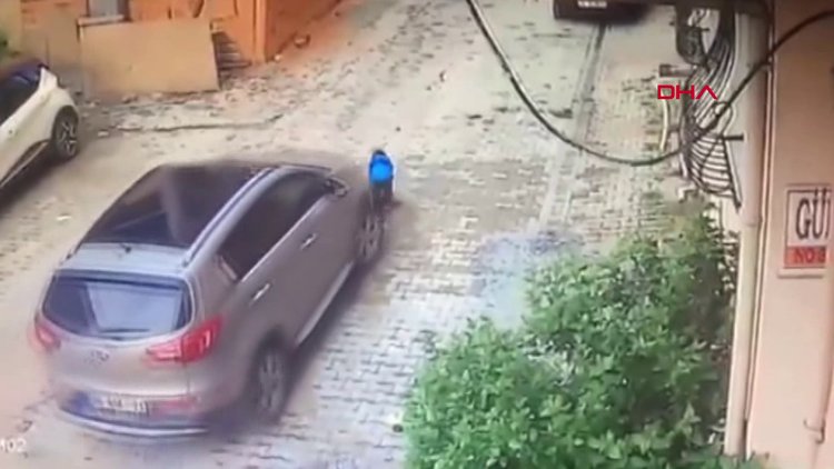 Annesinin aracının altında kalan küçük çocuğun kurtuluşu kamerada
