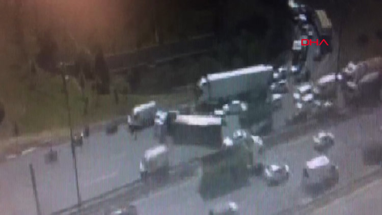 TEM bağlantı yolunda kamyon devrildi