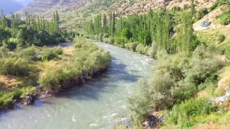 Kato Dağı eteklerinde pet şişeli ve terlikli rafting havadan görüntülendi