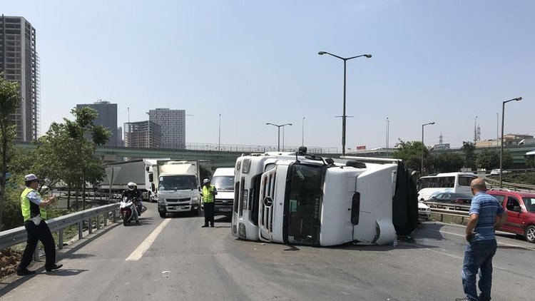 TEM Otoyolu'nu kapatan kaza!
