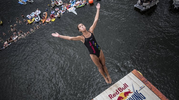 Adrenalin ve görsel şölen bir arada! Cliff Diving, Teksas'ta başladı