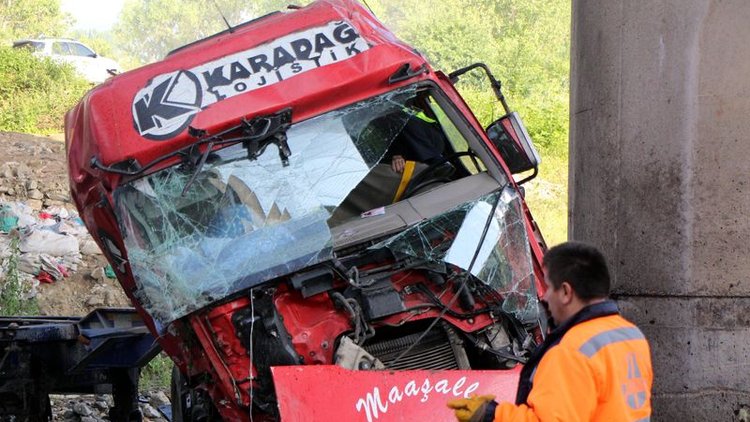 Bolu'da korkunç kaza! TIR, 20 metrelik viyadükten uçtu