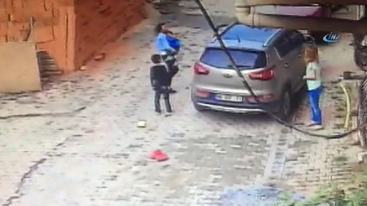 Kemerburgaz’da kör noktada kalan çocuğunu aracıyla altına alan anne o anları anlattı