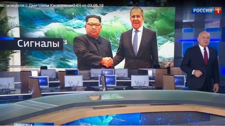Kuzey Kore liderini zorla güldürdüler!