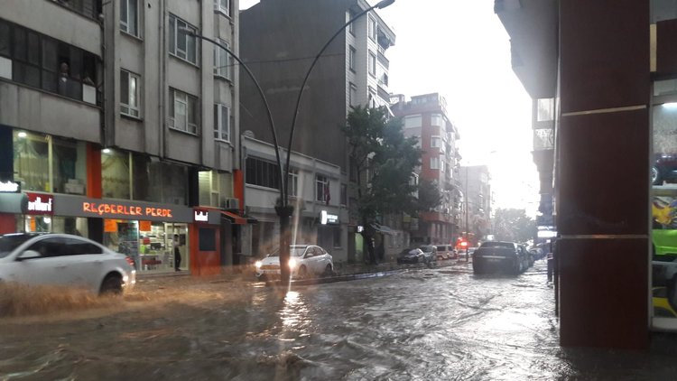 Bandırma ve Erdek'i yağış ve fırtına vurdu!