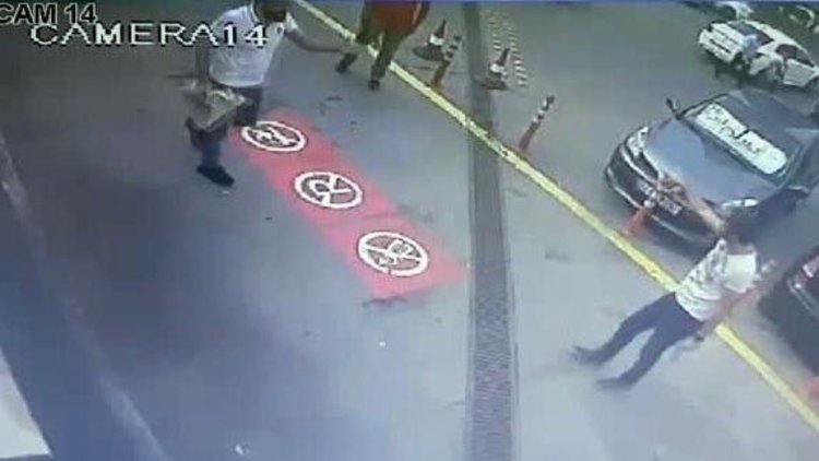 İstanbul&#039;da minibüsçü dehşeti! Polise kemerle saldırdı