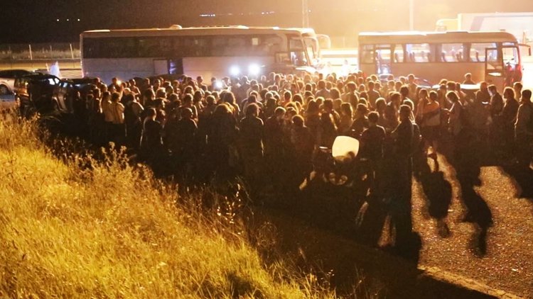 Tahliye edilen Boğaziçi Üniversitesi öğrencileri yol kenarına bırakıldı