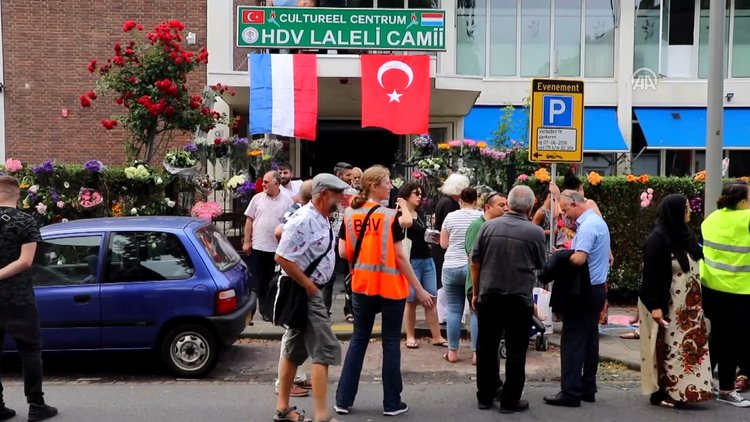 Irkçılığa geçit vermediler! Pegida, cami önünde domuz çeviremedi