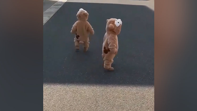 Dünya tatlısı sevimli ikizlerin eğlenceli halleri