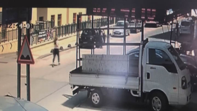 Güpegündüz çocuğu kaçırıldı! Metrelerce aracın kapısında sürüklendi...