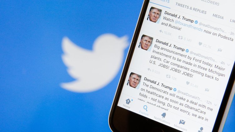 O kadar çok tweet attı ki... Donald Trump'ın Twitter hesabı sergi oldu