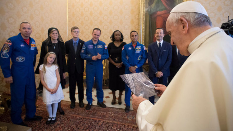 Astronotlardan Papa Francis'e ilginç hediye!