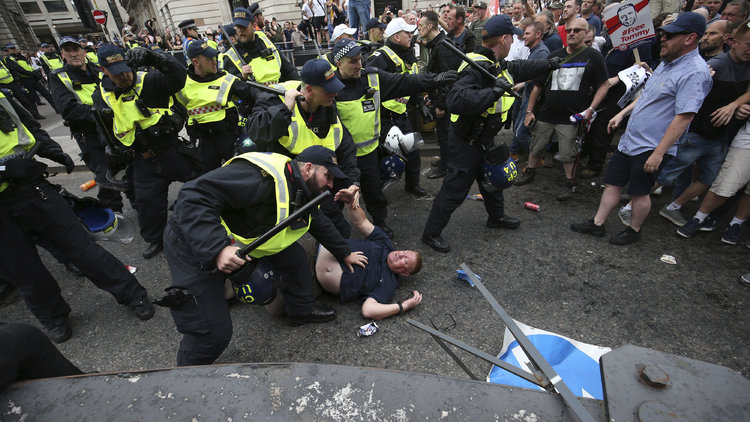 Londra&#039;da aşırı sağcılar sokağa çıktı! İslam karşıtı pankartlar açıldı