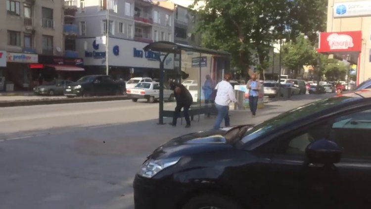 Yavru karga yere düşünce olanlar oldu!