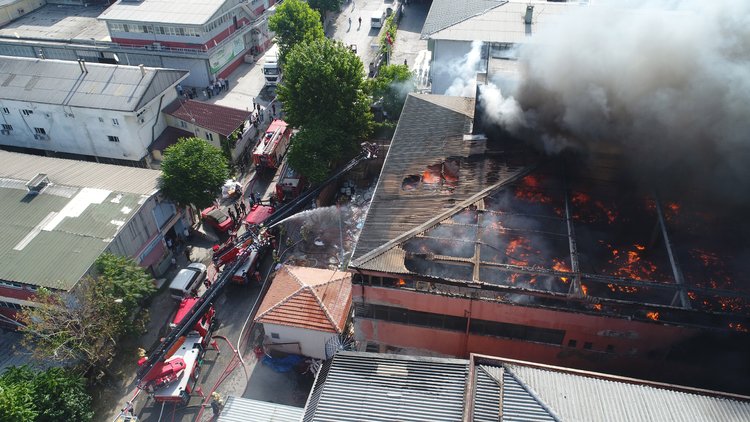 Davutpaşa'da bir fabrikayı kül eden yangın 