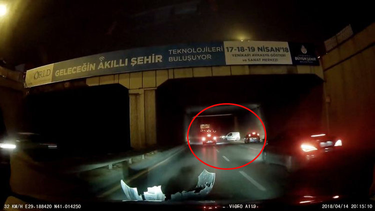 Trafikte terör estirdi! Makas atarak ilerlemek istedi ama...