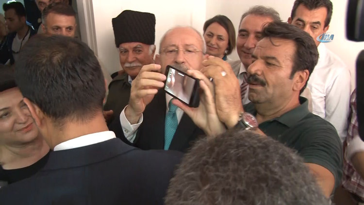Kılıçdaroğlu'nun selfie çekme mücadelesi
