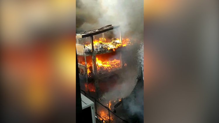 İstanbul'da iplik fabrikasındaki yangına ait yakın görüntüler