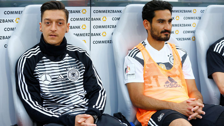 Merkel&#039;den İlkay Gündoğan ve Mesut Özil&#039;e destek