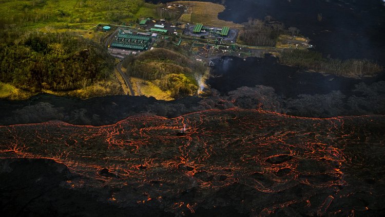 Hawaii&#039;de lavlar okyanusa ulaştı! Yanardağdaki kül patlaması depreme neden oldu