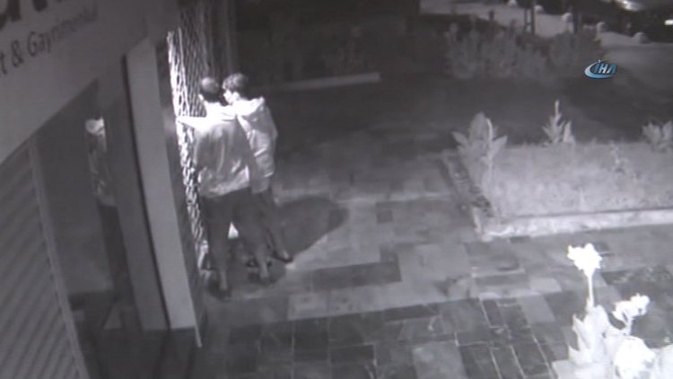 Kadir Gecesi'nde önce Kur'an-ı Kerim'i öptüler, sonra soygun yaptılar...Hırsızlık anları kamerada