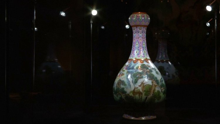 Ayakkabı kutusunda tutuluyordu... 18&#039;inci yüzyıldan kalma Çin vazosuna rekor fiyat!