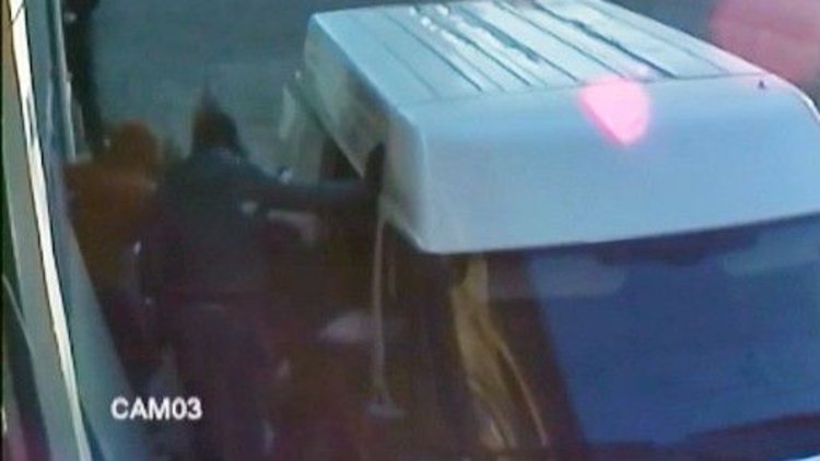 Vatandaşların fark etmesine rağmen soyguna devam ettiler