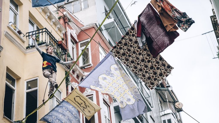 Slackline çılgınlığı Eminönü&#039;ne sıçradı... İşte dünyaca ünlü göstericiden sıra dışı şov