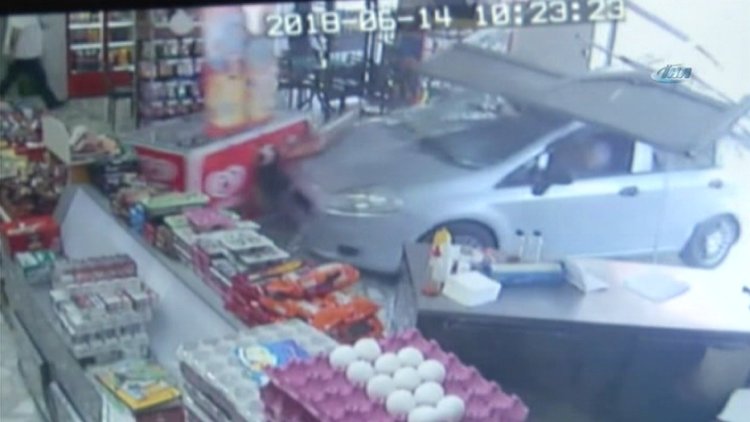 Otomobil büfeye girdi! Çay içerken ölümden döndüler