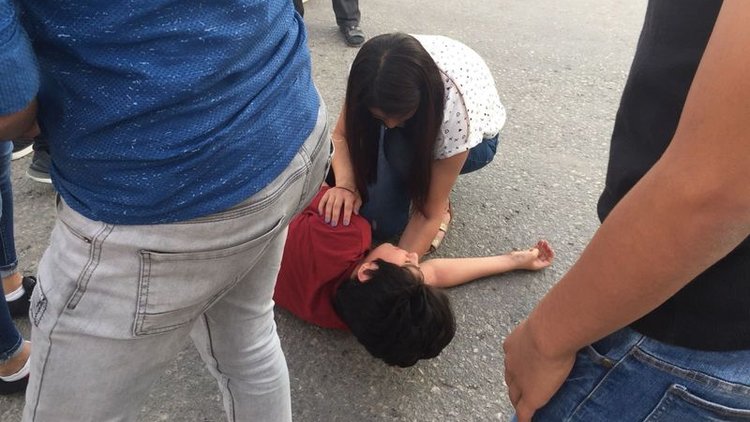 Köpekten kaçan çocuğa otomobil çarptı