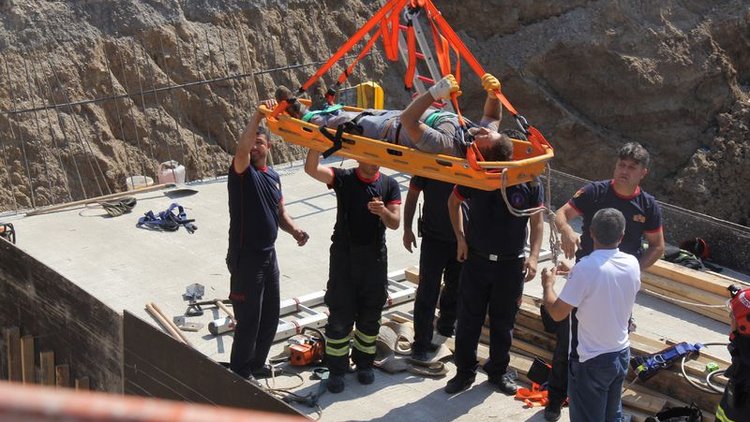 Kavşak inşaatında göçük! Tonlarca toprağın altında kaldı