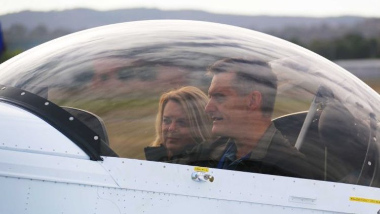 Avustralyalı çılgın çift evlerinin garajında uçak yaptı