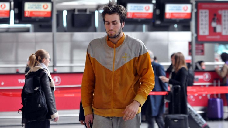 Aylarca havalimanında yaşamıştı... O basketbolcudan iyi haber!