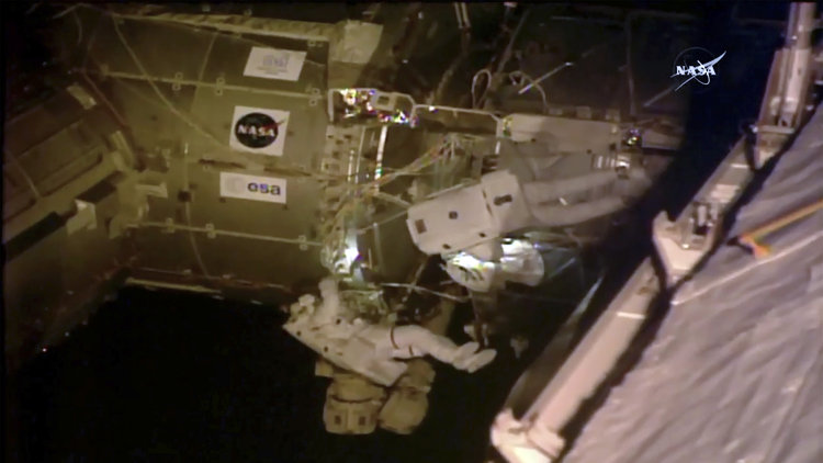 6 saat 30 dakikalık uzay yürüyüşü