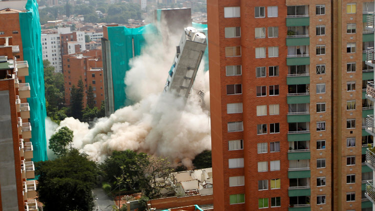 54 metrelik bina saniyeler içinde yerle bir oldu... İşte o anlar