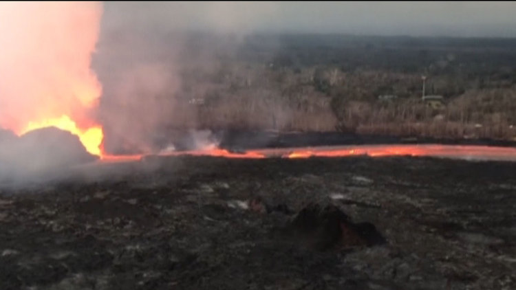 Kilauea Yanardağı&#039;nın öfkesi dinmiyor... Lavlar okyanusa aktı!