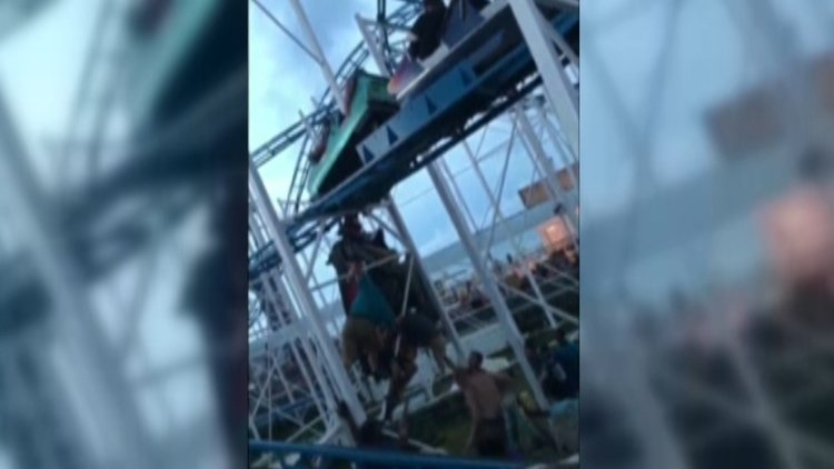 &#039;Roller coaster&#039; raydan çıktı! Saatlerce havada asılı kaldılar