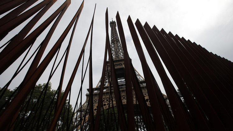 Eyfel Kulesi'ne camdan duvar!