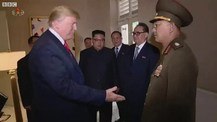 Kuzey Kore televizyonunda Trump-Kim zirvesi ve bir garip el sıkışma anı