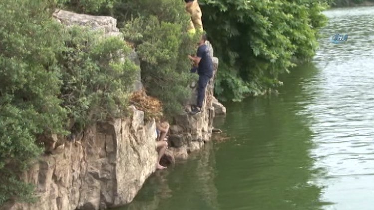Boğulma tehlikesi geçiren gence sarp kayalıklarda nefes kesen kurtarma